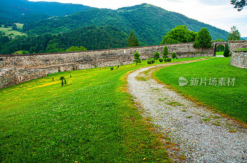 厚重的石墙围绕着正统修道院Studenica