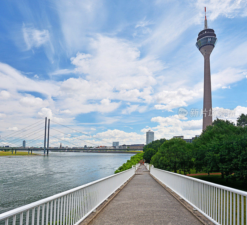 莱茵塔和Rheinkniebrücke桥在Düsseldorf