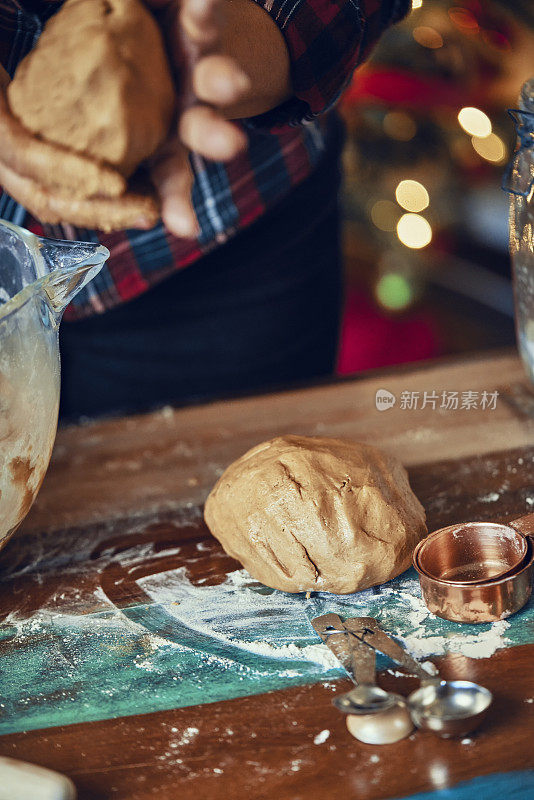 准备圣诞饼干在装饰的家庭气氛