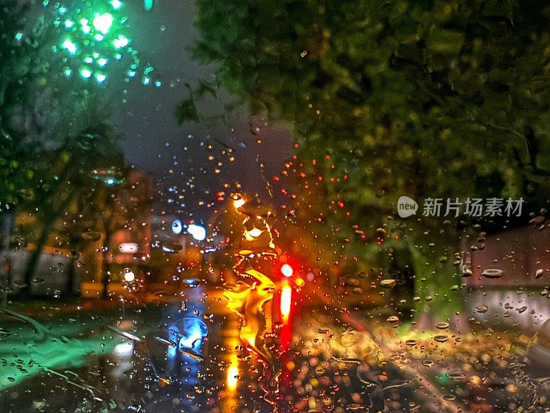 在下雨的夜里开车