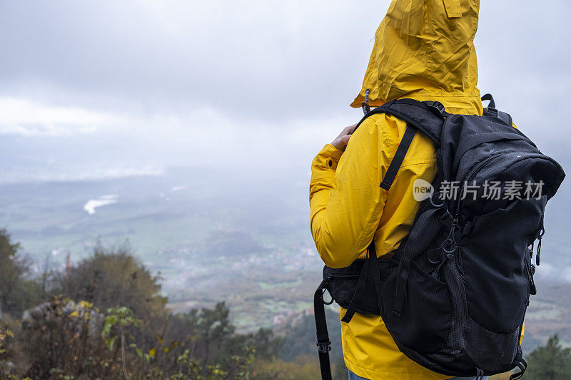 人在黄站在高雨山之间的天空戏剧性的背影