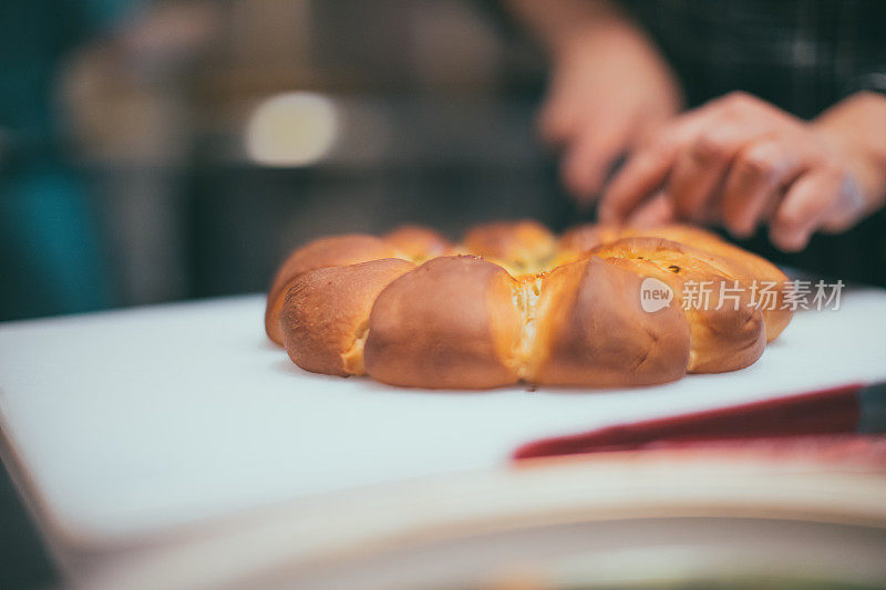 商业厨房里的面包切片