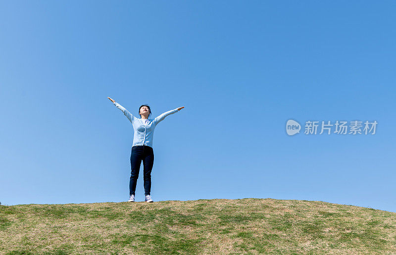 年轻女子伸开双臂放松