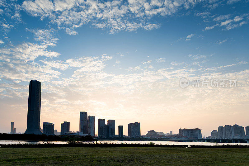 夕阳下的海滨城市