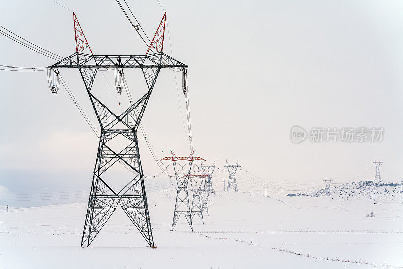 电塔、电缆和雪地