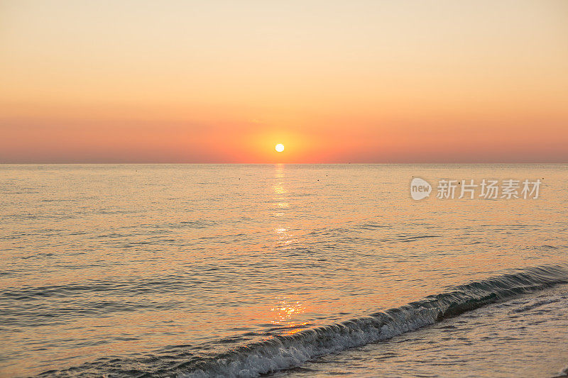 日落时海滩上的海浪