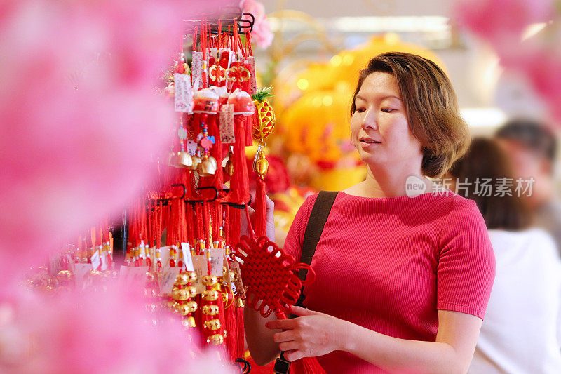 中国新年:购买装饰品和装饰品