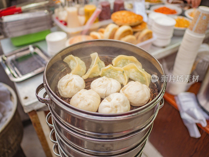靠近蒸包子或包子和饺子著名的中国菜在早餐餐厅在张家界闹市区胡同区中国。