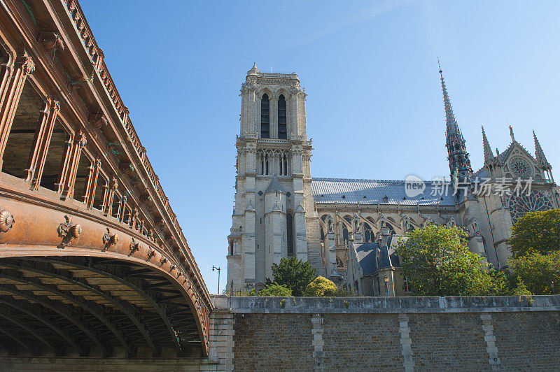 巴黎圣母院和巴黎的双人桥