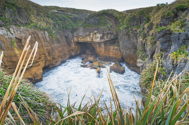 这是新西兰南岛Punakaiki地区的薄煎饼岩。