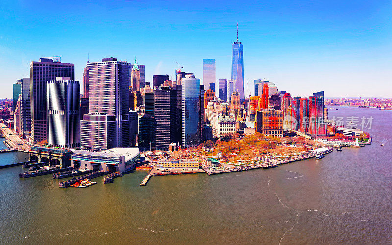 曼哈顿和东河和哈德逊河的纽约反射