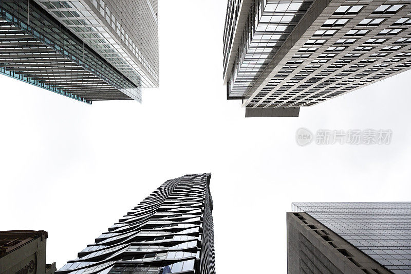 低角度的现代办公大楼，摩天大楼，白色背景与拷贝空间