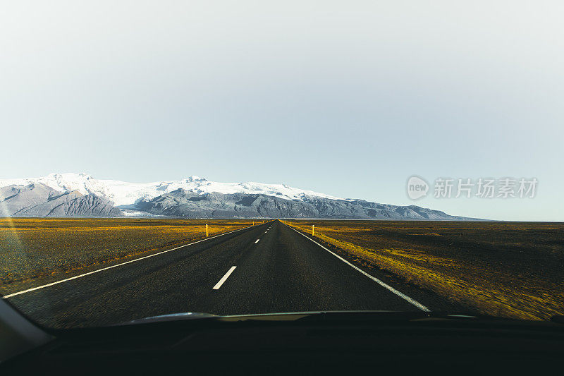 在冰岛的公路之旅中，美丽的被照亮的山的风景