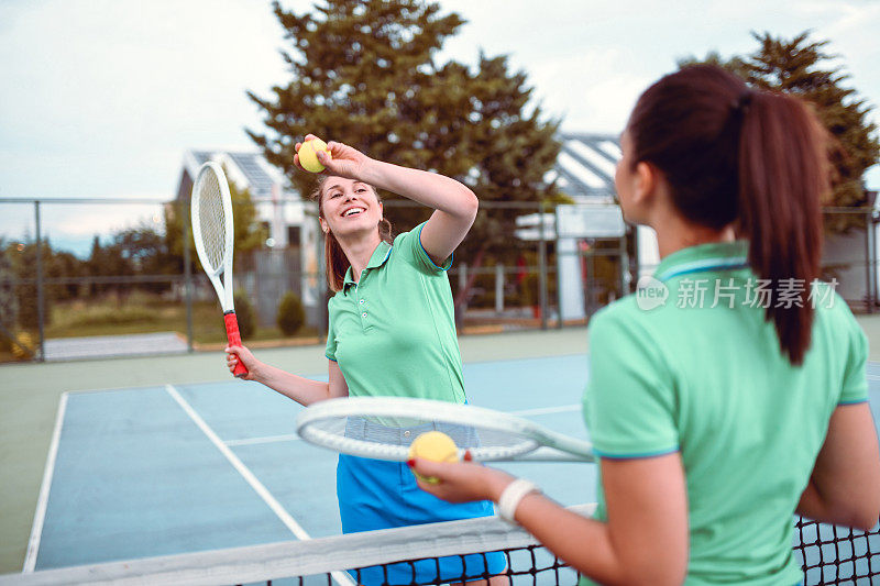 可爱的女运动员在进行一场友好的网球比赛
