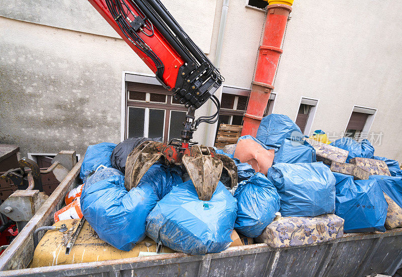 该吊钩用起重机臂吊起垃圾车，用于在行动中收集垃圾