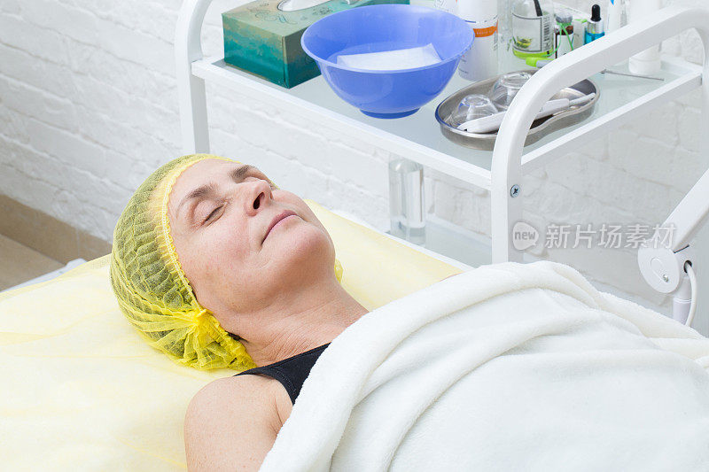 一名妇女在清洗面部皮肤的手术后休息。
