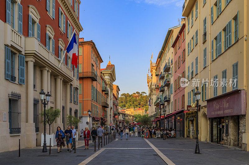 游客在法国尼斯的步行区、带有餐馆和商店的商业地标