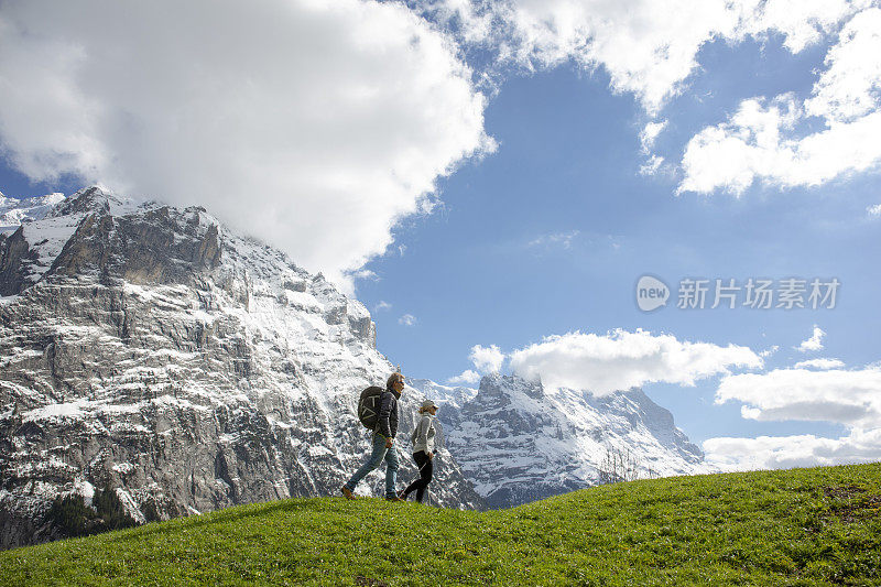 徒步旅行的情侣在高山环境中放松
