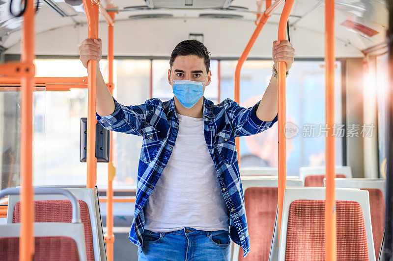 公交车上戴口罩的人