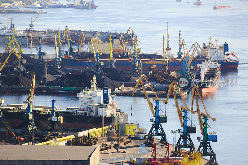摩尔曼斯克海港的景色