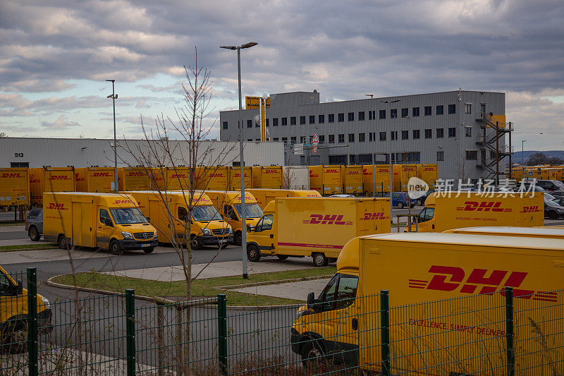 DHL快递集装箱在DHL仓库前。DHL是全球物流市场的领导者。