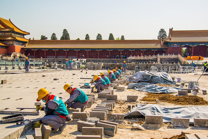 工人们正在北京紫禁城做铺路工