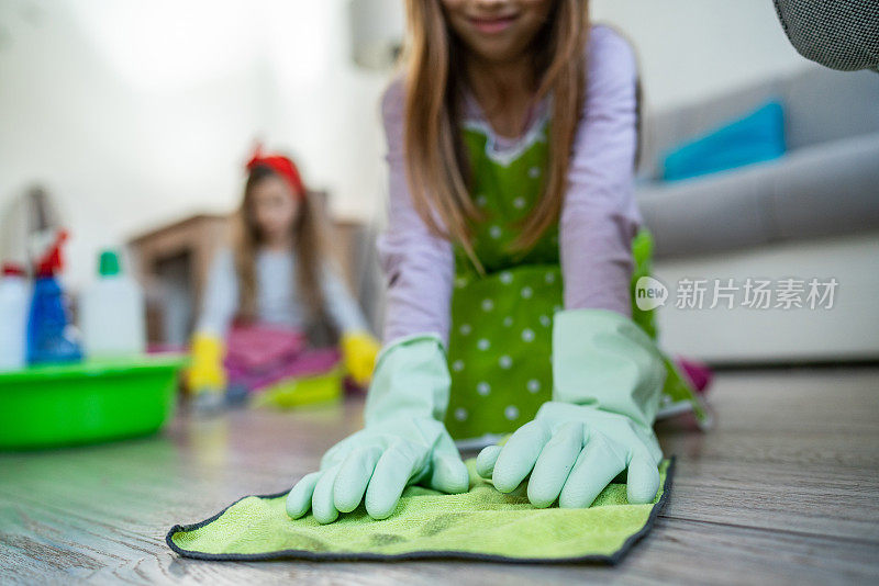 特写的女孩戴着洗涤手套在擦地板