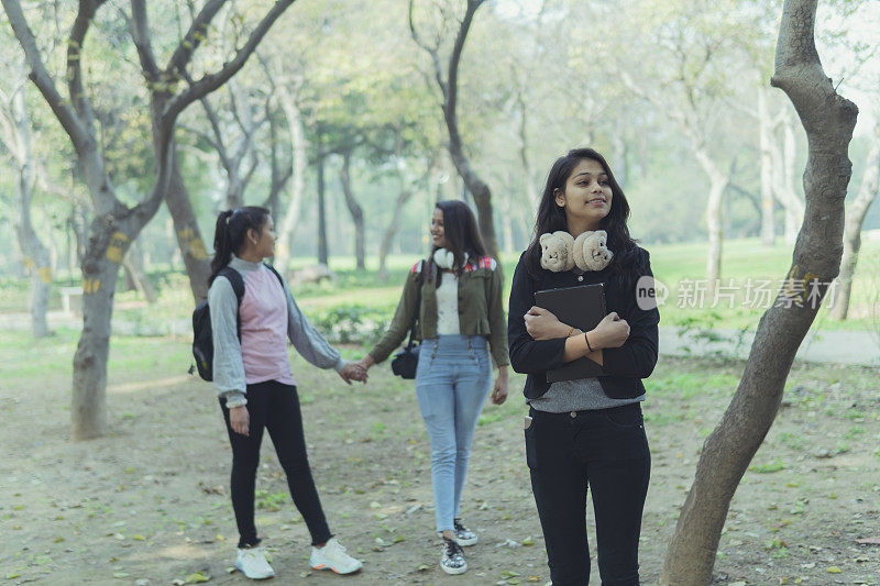 一群多民族的快乐女学生在公园里享受大自然。