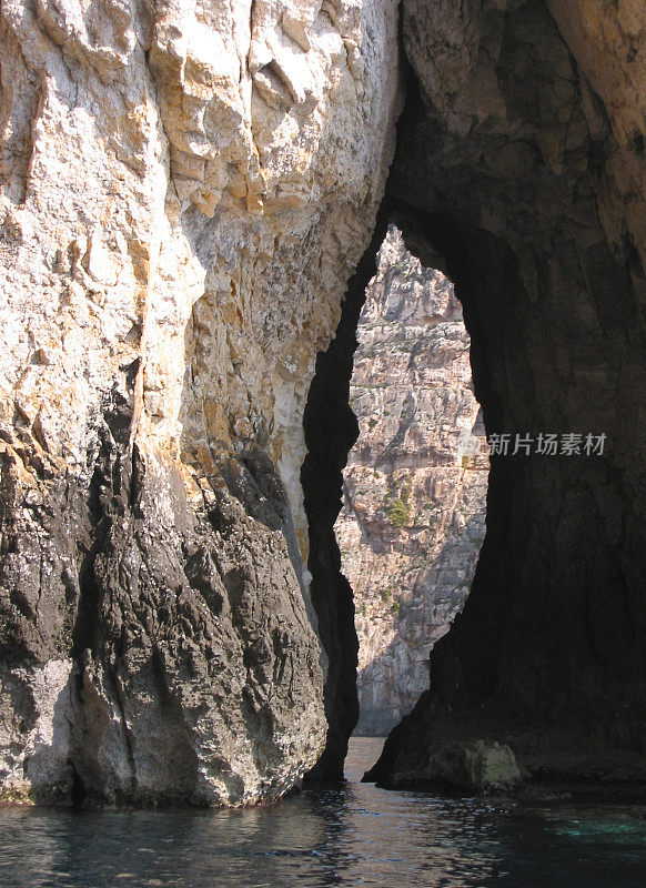 马耳他岛上的海岸悬崖和洞穴