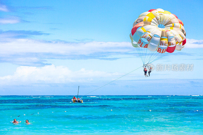 游客在多米尼加共和国的巴伐罗海滩上滑翔。