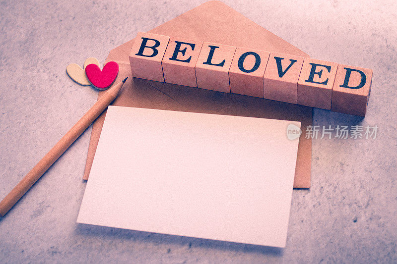 木方字母字的宠儿与白色卡片，铅笔和心。概念形象的夫妇，家庭，友谊或婚礼邀请。爱的框架和可爱的情人节照片的概念。