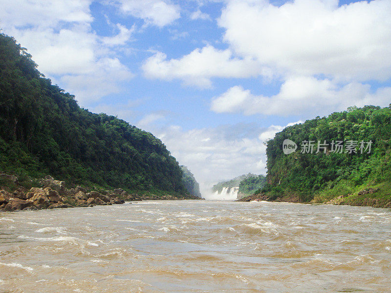 阿根廷和巴西之间的伊瓜苏瀑布游船之旅