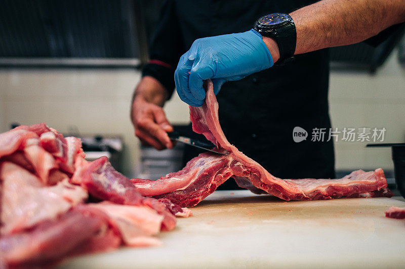 男厨师在餐厅厨房切生排骨