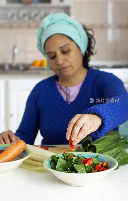 拉丁女人做饭