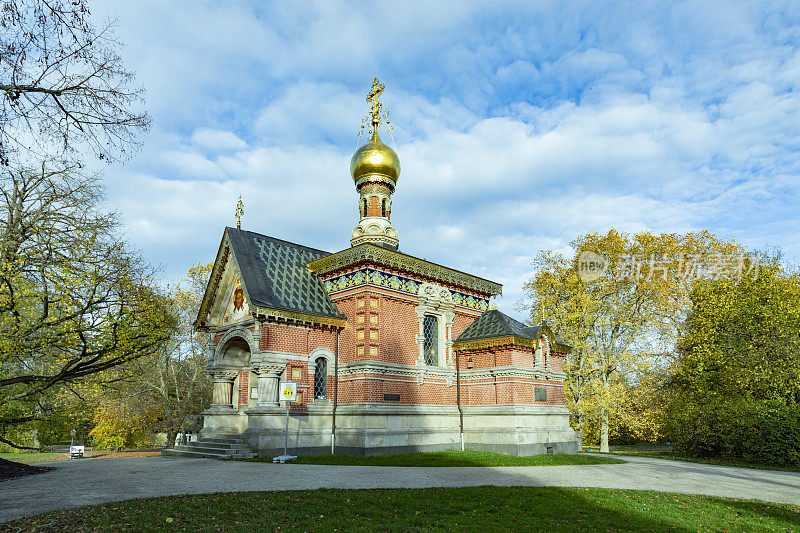蓝天下巴德洪堡的俄罗斯东正教教堂