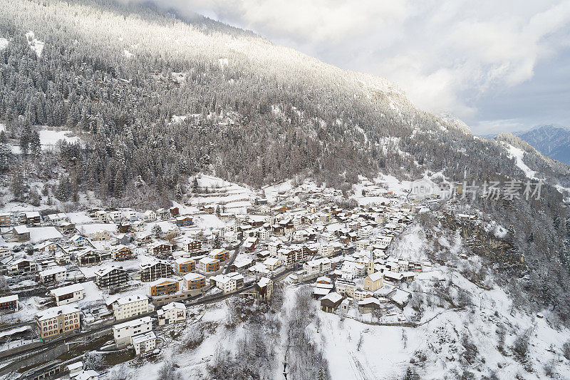 鸟瞰图一个村庄在冬天在瑞士阿尔卑斯山