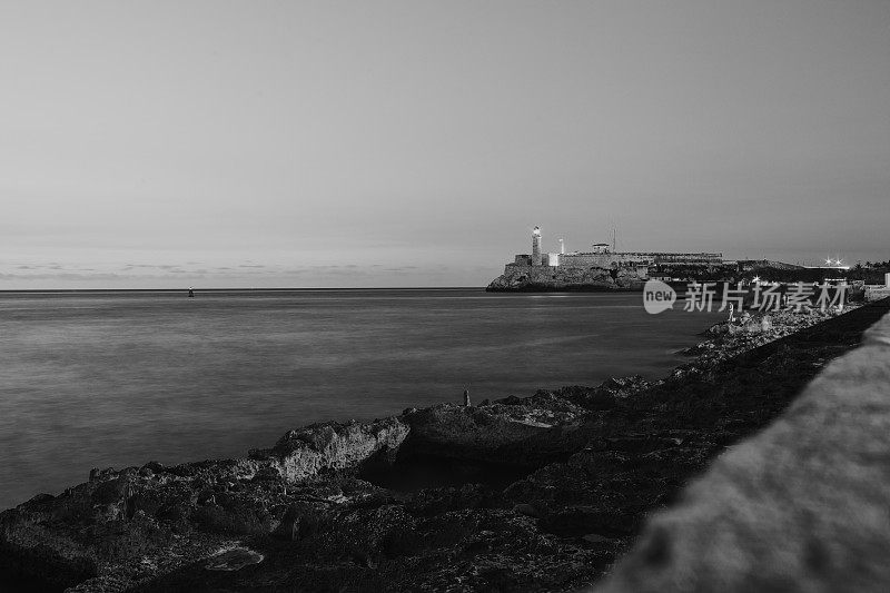 黄昏时分，古巴哈瓦那的马雷贡(Malecon)海滨