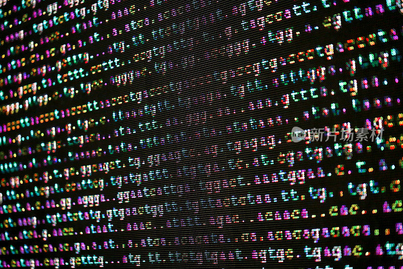 DNA编码在大的LED屏幕上，黑色背景失去焦点