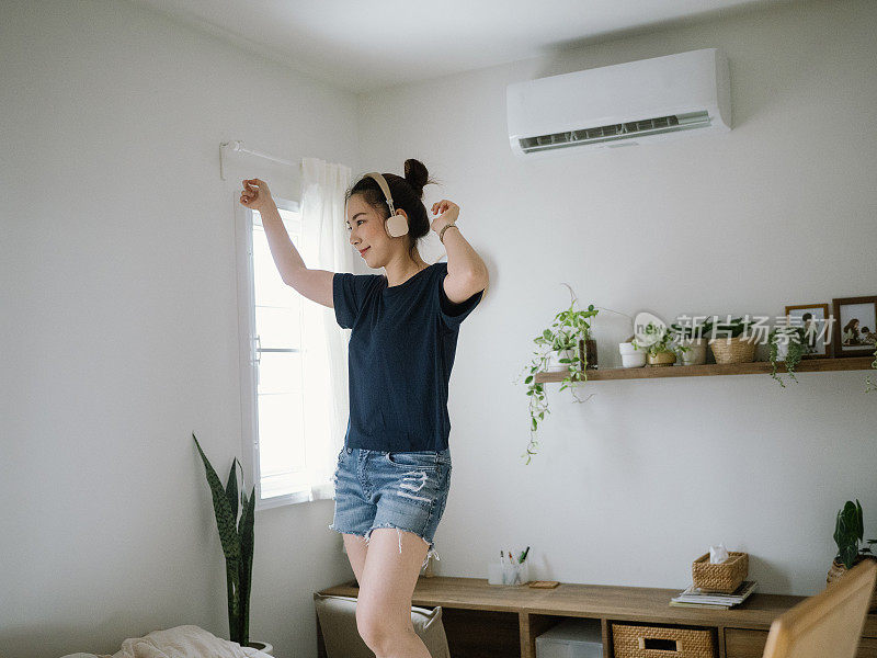 年轻女子在卧室里跳舞。