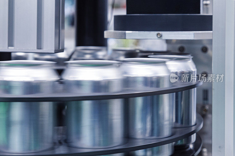 空的新铝罐饮料工艺是移动在工厂生产线上的传送带机器在饮料制造。餐饮工业的经营理念。