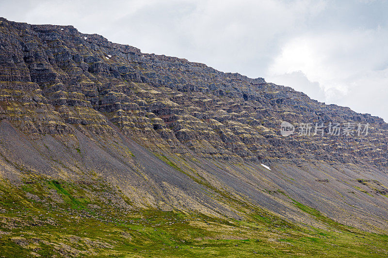 有熔岩和火山灰层的山