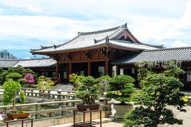 智莲庵是位于香港九龙钻石山的大型佛教寺院建筑群。