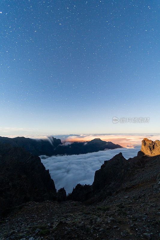 西班牙，加那利群岛，拉帕尔马，星空下的云覆盖山谷