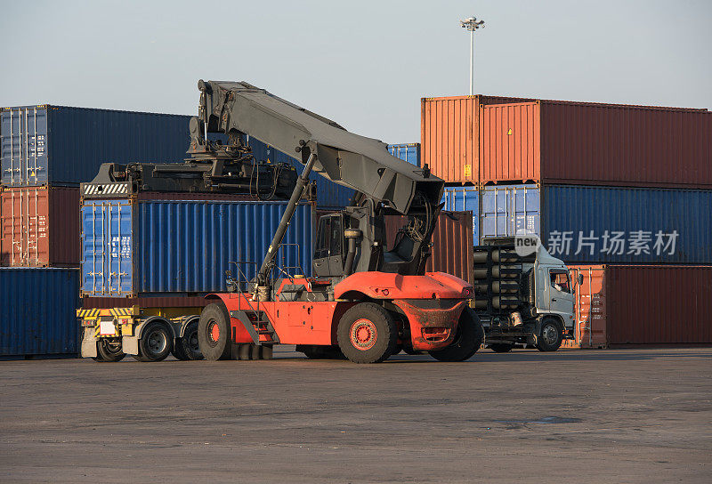 20英尺集装箱提升卡车在铁路集装箱航运区