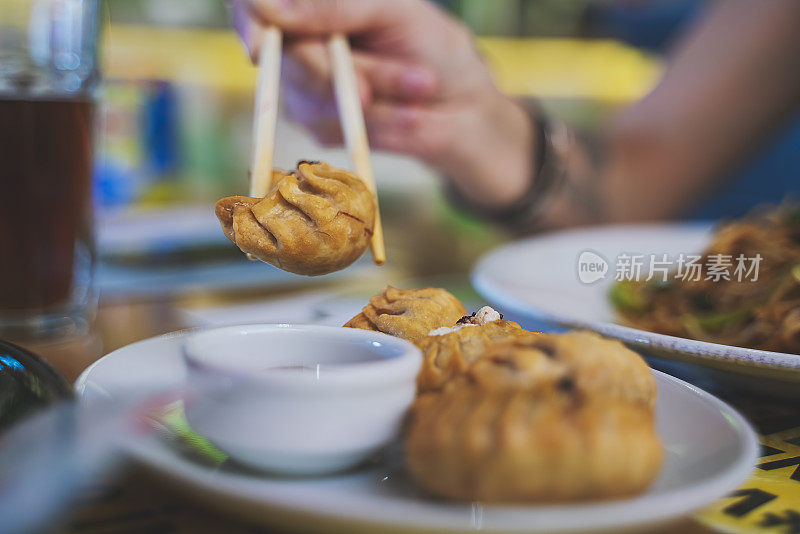 用筷子吃格鲁吉亚饺子