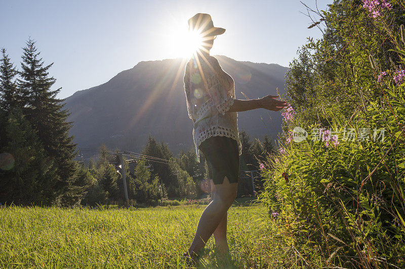 成熟的女人喜欢山腰上的高山花朵