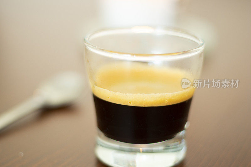 桌子上的浓缩咖啡杯。