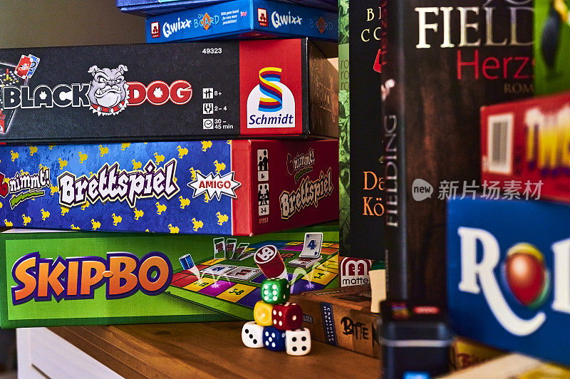 书和许多不同的棋盘游戏包。