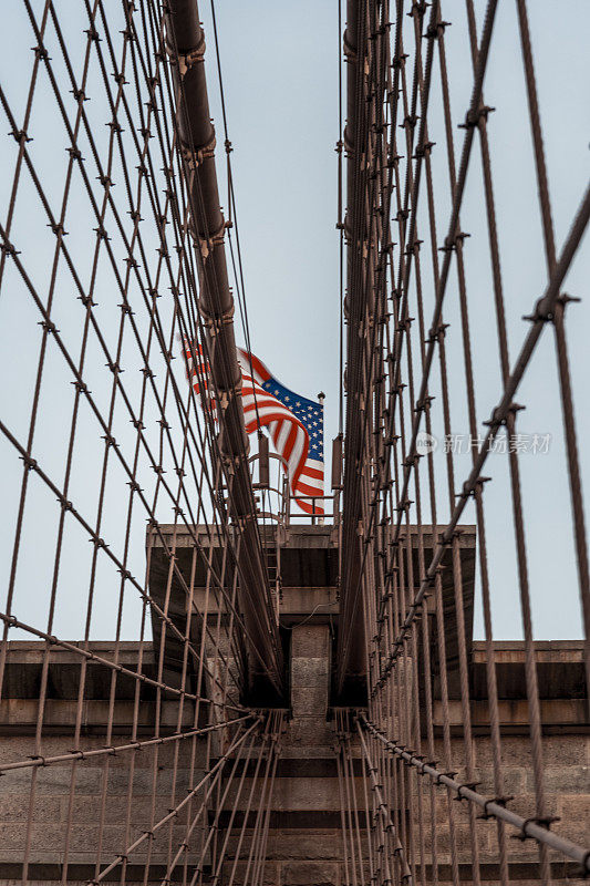 在布鲁克林大桥上挥舞着美国国旗
