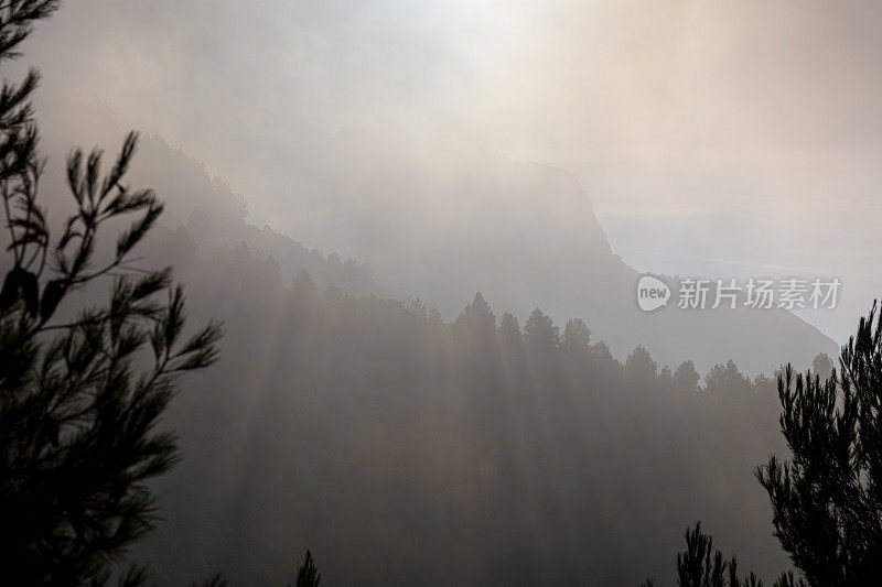 蒙特塞拉特拉格兰波特拉的日出，一个有雾的早晨